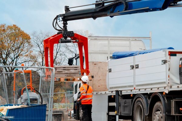 Transporteur plateau avec grue : gagnez en temps, en sécurité et en efficacité &#128666;